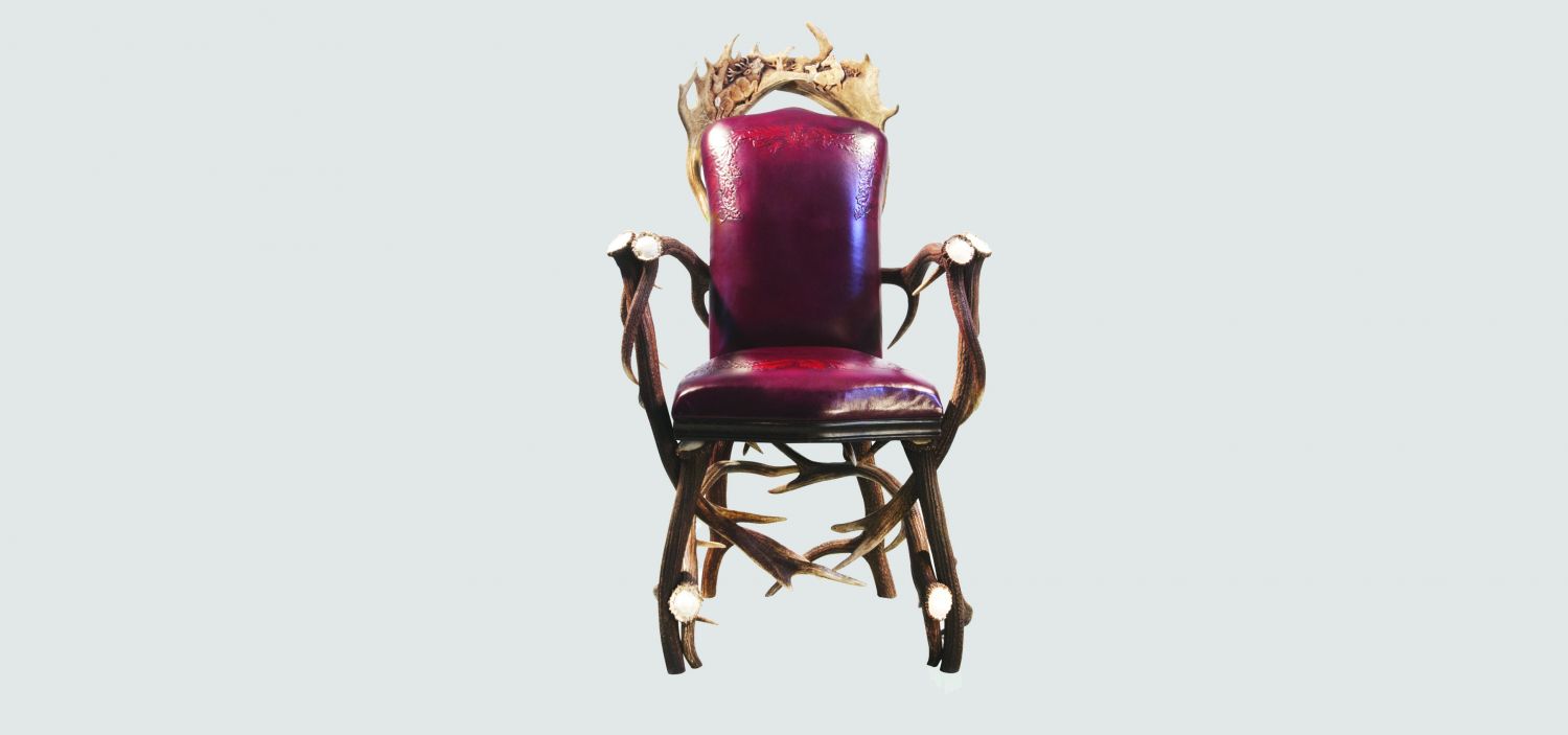 Элегантное кресло из рогов оленя и лани с ручной гравировкой