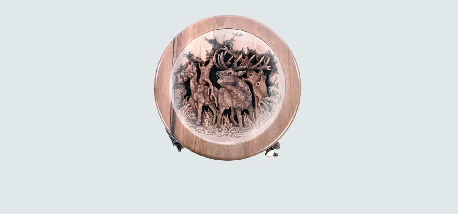 Круглый кофейный столик с глубокой резьбой по дереву