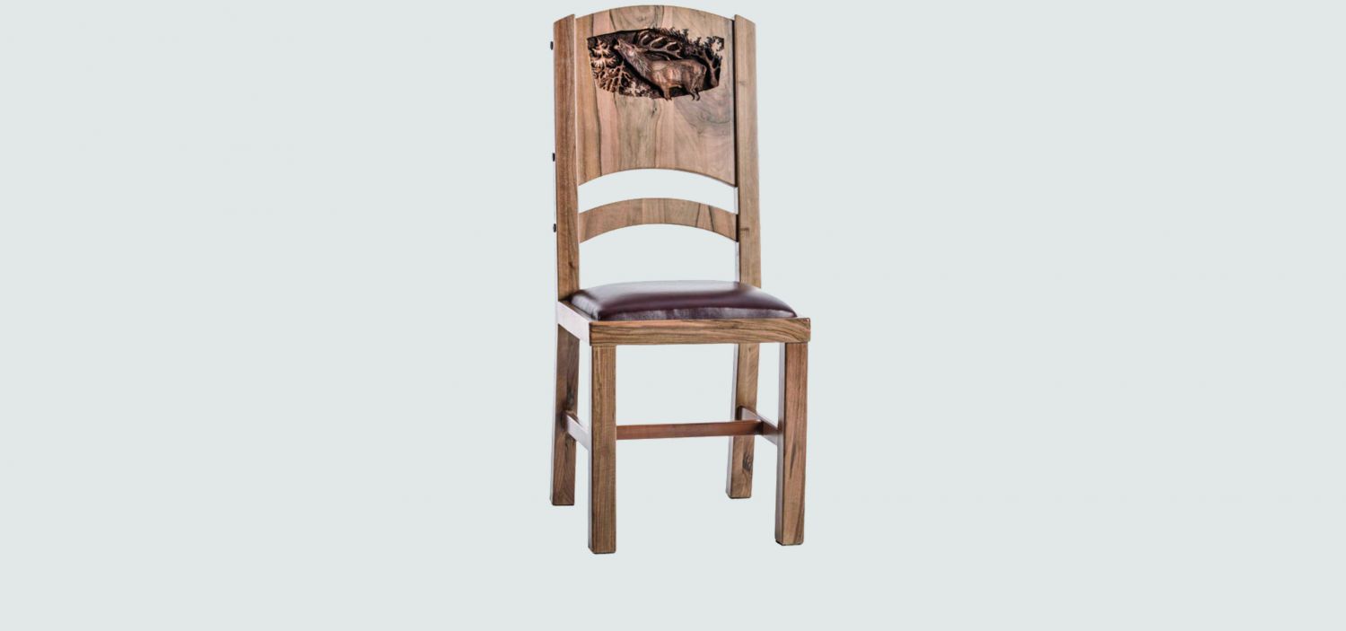 Простой и элегантный стул с глубокой резьбой по дереву на спинке