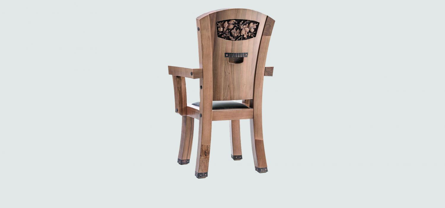 Спинка стула Рэкс оформлена ручной резбой - есть возможность выбрать картинку (животные), которые Вы хотите на спинке стула Рэкс