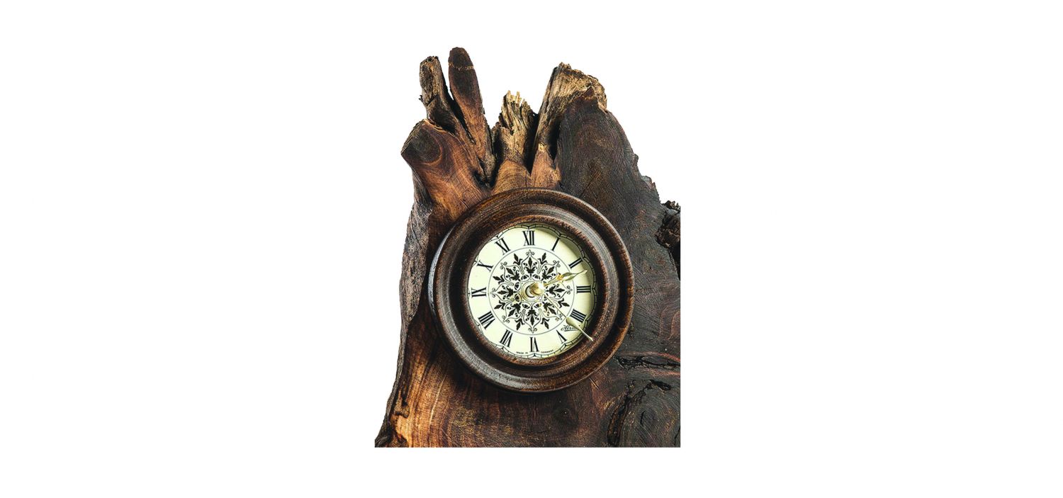 Часы вставленные в массив ореха с ручной резьбой косули.